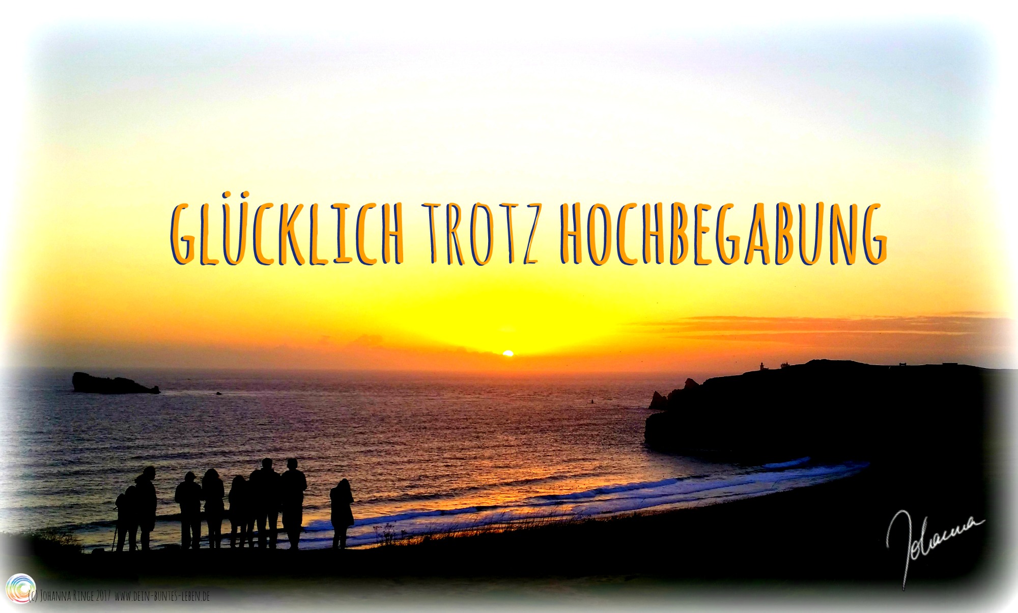 Schriftzug "Glücklich trotz Hochbegabung" auf Foto von Sonnenuntergang am Meer (c) Johanna Ringe 2017 www.dein-buntes-leben.de