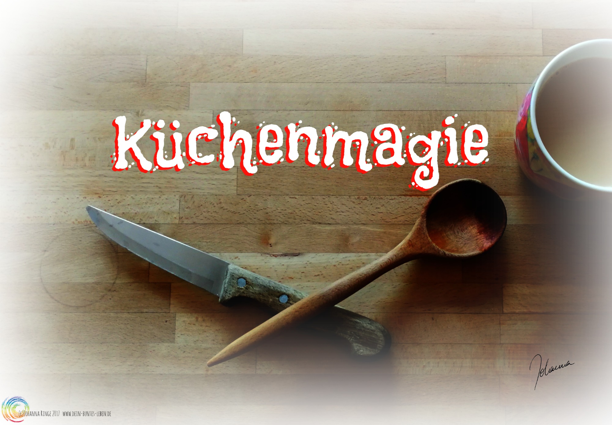 Das Wort Küchenmagie über miteinander gekreuztem Messer und Kochlöffel (c)2017 Johanna Ringe www.dein-buntes-leben.de