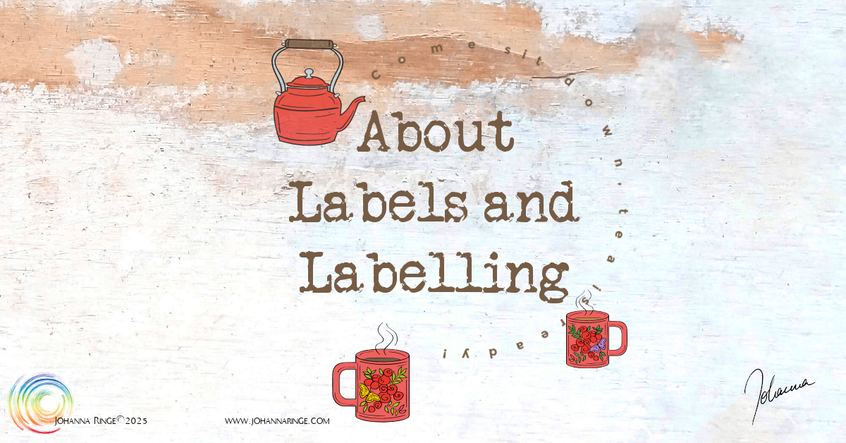 About labels and labelling. (Title on background with ketlle and 2 mugs and the inscription "come sit down. tea is ready" in a circle around it) ©Johanna Ringe www.dein-buntes-leben.de