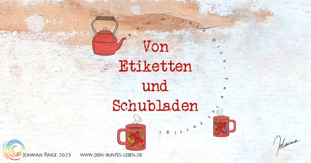 Von Etiketten und Schubladen (Text vor Hintergrund mit Teekanne, zwei Bechern und der kreisförmigen Inschrift "Komm setz dich, Tee ist fertig!") ©Johanna Ringe 2025 www.dein-buntes-leben.de