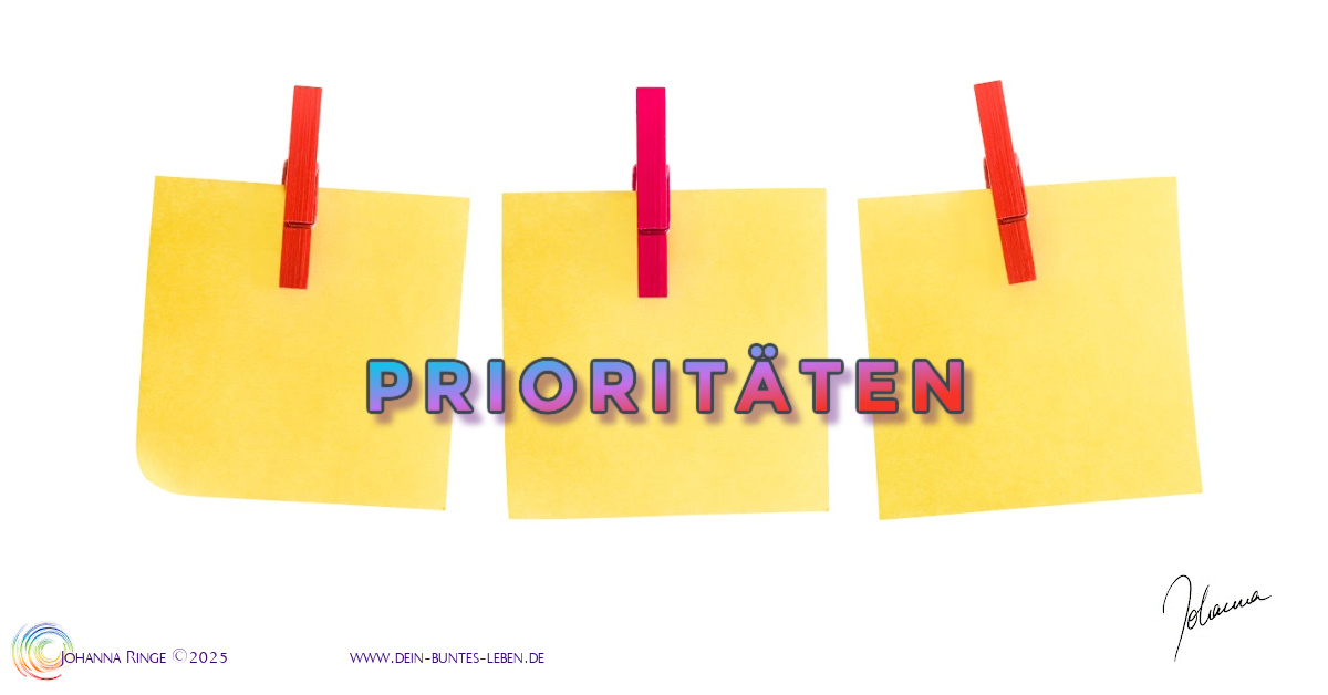 Prioritäten sortieren sich selbst (Der Text "Prioritäten" schwebt über Photo von drei Notizzetteln, die mit roten Wäscheklammern an einer Wäscheleine befestigt sind) ©Johanna Ringe 2025 www.dein-buntes-leben.de